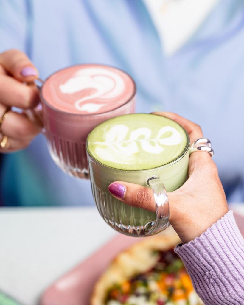 Matcha Latte et Pink Latte pour un Brunch réservable inoubliable